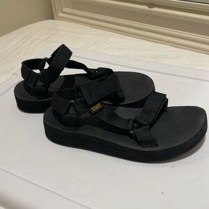 Teva Velcro Black Sandals || Midform Universal Sandal
